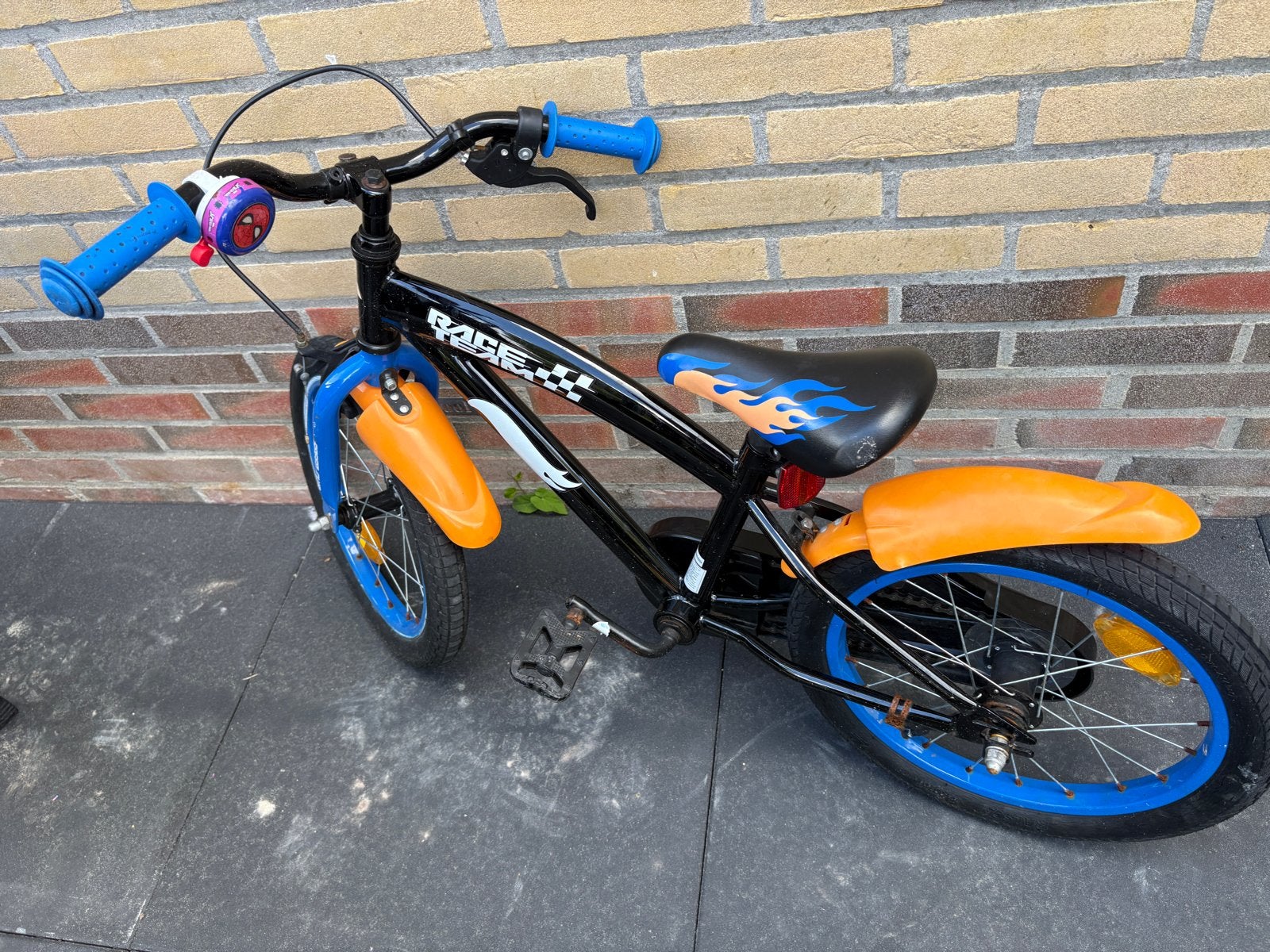 Kinderfiets 14 inch - Zwart met blauwe en oranje accenten, Fietsen en Brommers, Ophalen, Gebruikt, Velgrem, 16 tot 20 inch