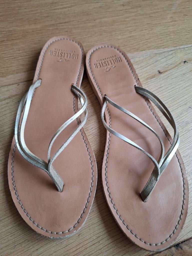 Hollister slippers goudkleurig maat 39, Kleding | Dames, Schoenen, Slippers, Overige kleuren, Ophalen of Verzenden, Gedragen