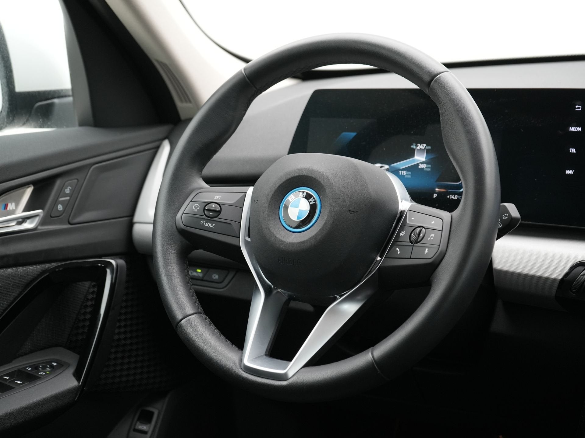 BMW iX1 eDrive20 67 kWh SoH 100% (bj 2025, automaat), Auto's, Dealer onderhouden, Stof, Gebruikt, 750 kg