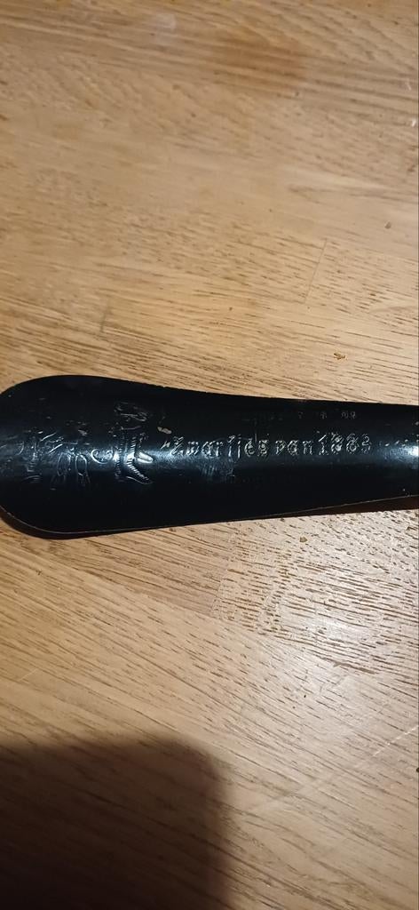 Vintage schoenlepel met inscriptie "Zwartjes van 1883", Antiek en Kunst, Ophalen of Verzenden