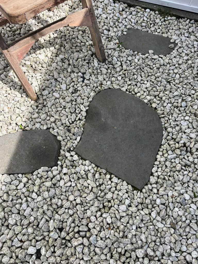Grijs/witte grote kiezelstenen met 9 staptegels donkergrijs, Tuin en Terras, Tegels en Klinkers, Ophalen, Beton, Terrastegels