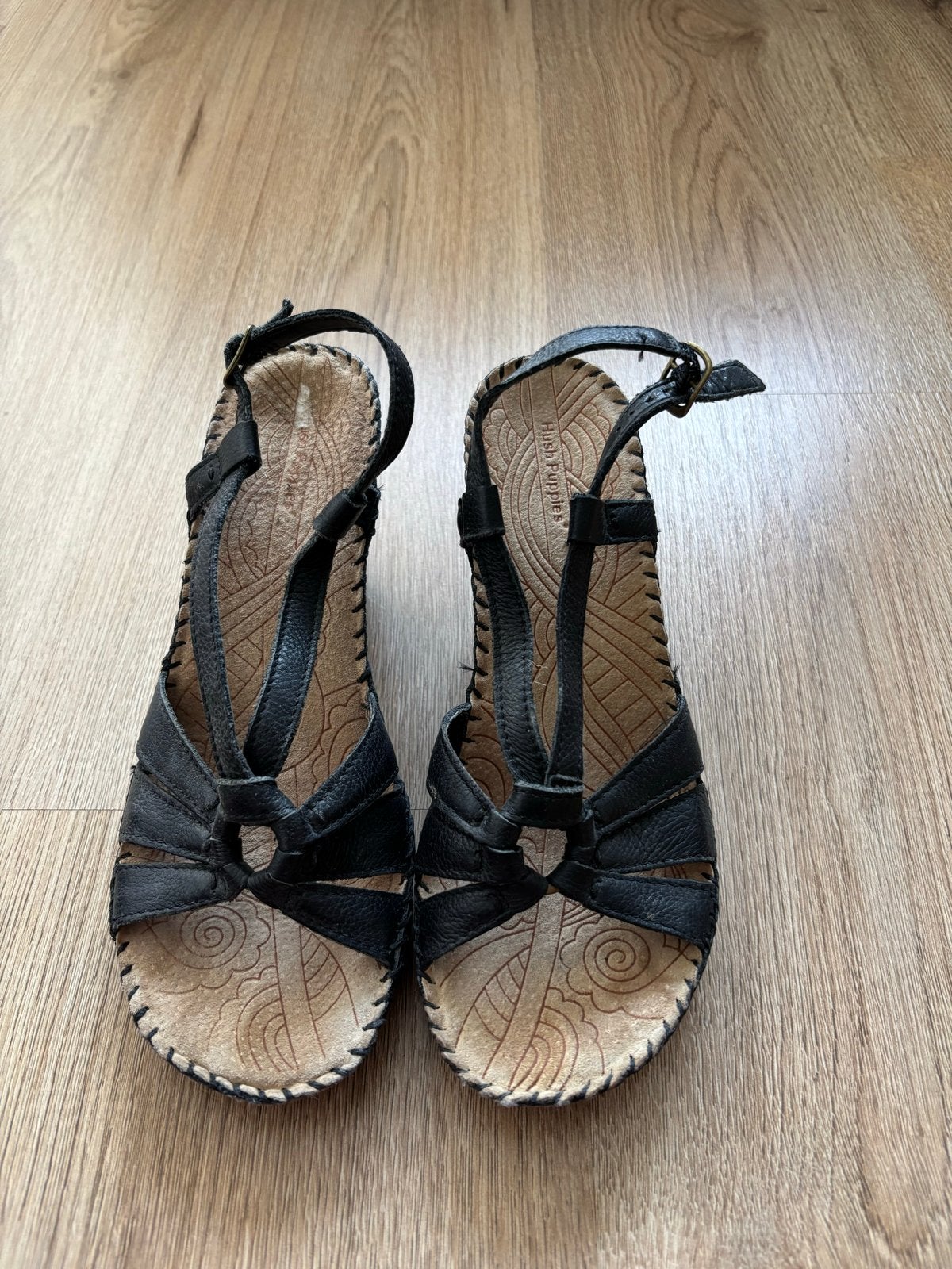 Hush Puppies Zwarte Leren Sandalen met Sleehak, Zwart, Zo goed als nieuw, Sandalen of Muiltjes, Ophalen of Verzenden
