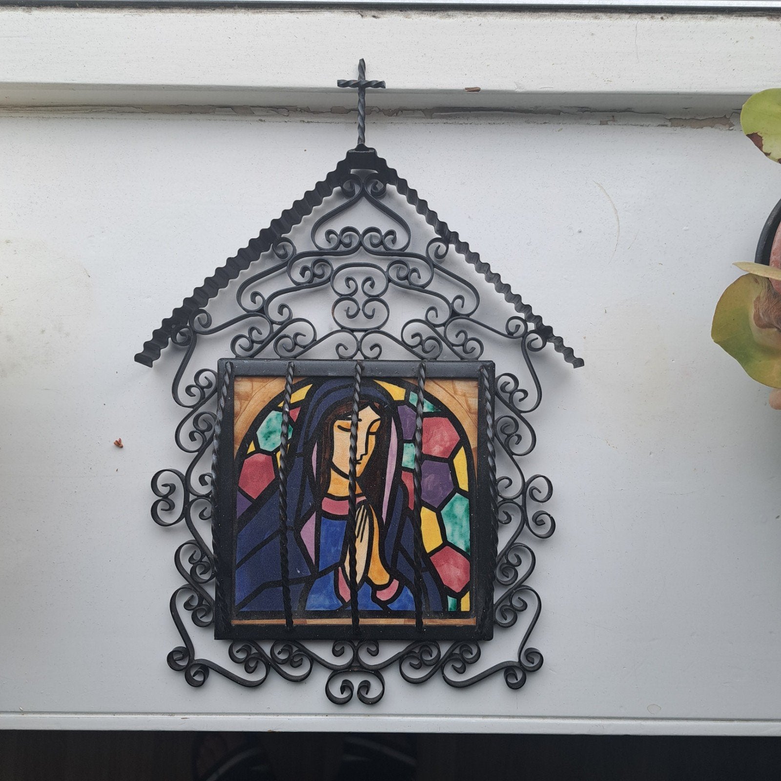 Mooie smeedijzeren wanddecoratie  religieus keramisch motief, Antiek en Kunst, Antiek | Religie, Ophalen of Verzenden