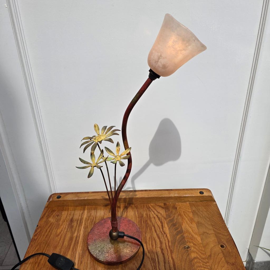 Antieke tafellamp met bloemmotief en bajonet fitting, Ophalen of Verzenden
