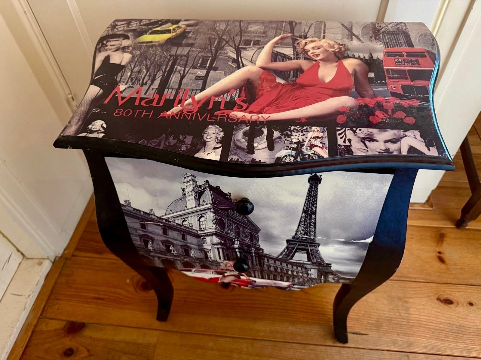 Nachtkastje zwart-rood met Marilyn Monroe print - 2 laden, Huis en Inrichting, Kasten | Ladekasten, Minder dan 50 cm, Gebruikt