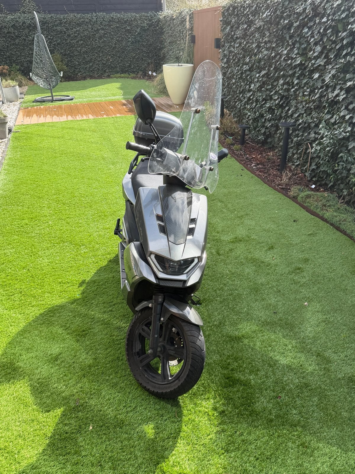 Electrishe Grijze scooter met windscherm en topkoffer, Ophalen of Verzenden, Gebruikt, Benzine, Overige merken