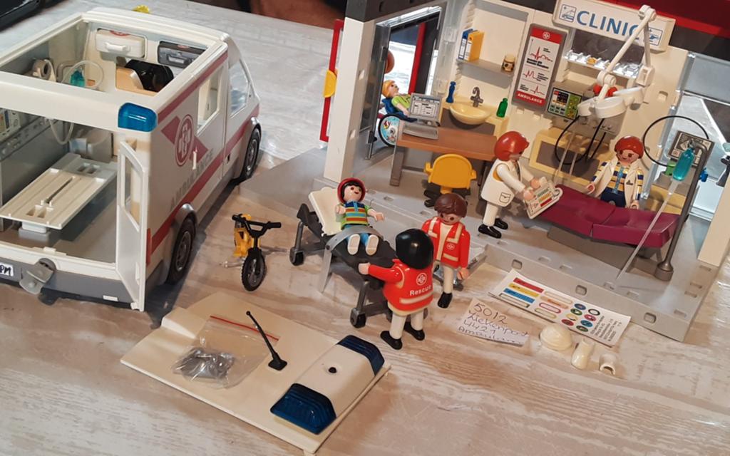 5012 ziekenhuis klein en ambulance, Ophalen of Verzenden, Zo goed als nieuw, Complete set