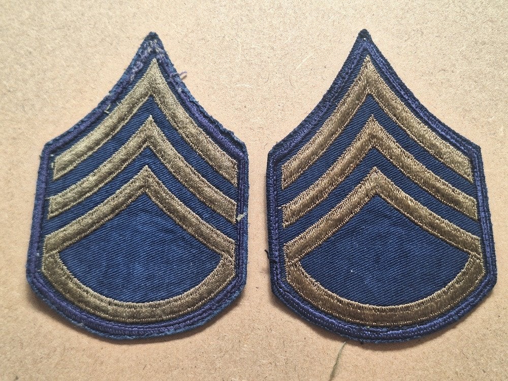 WWII US Staff Sergeant stripes on twill, Verzenden, Amerika, Embleem of Badge