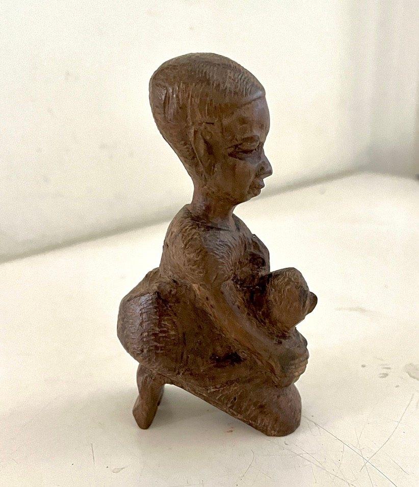 Afrikaans beeldje van een vrouw met kind op schoot, Ophalen of Verzenden