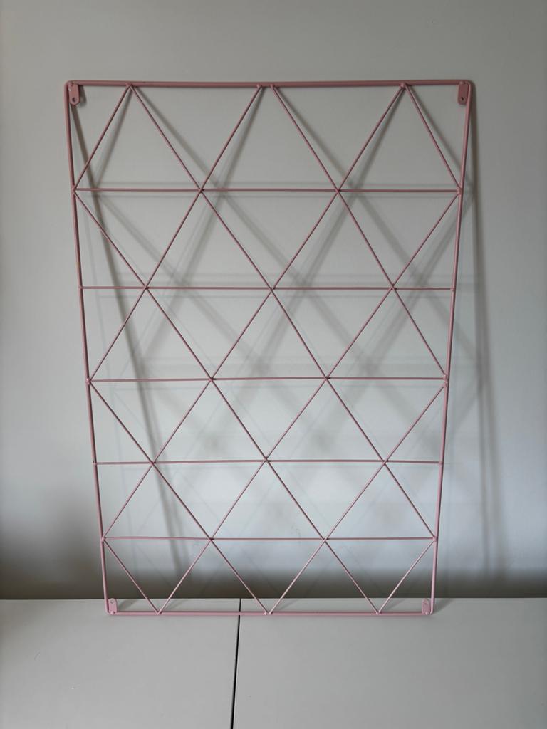 Roze metalen wandrek / memobord, geometrisch design, Ophalen, Metaal, Decoratieobject, Zo goed als nieuw