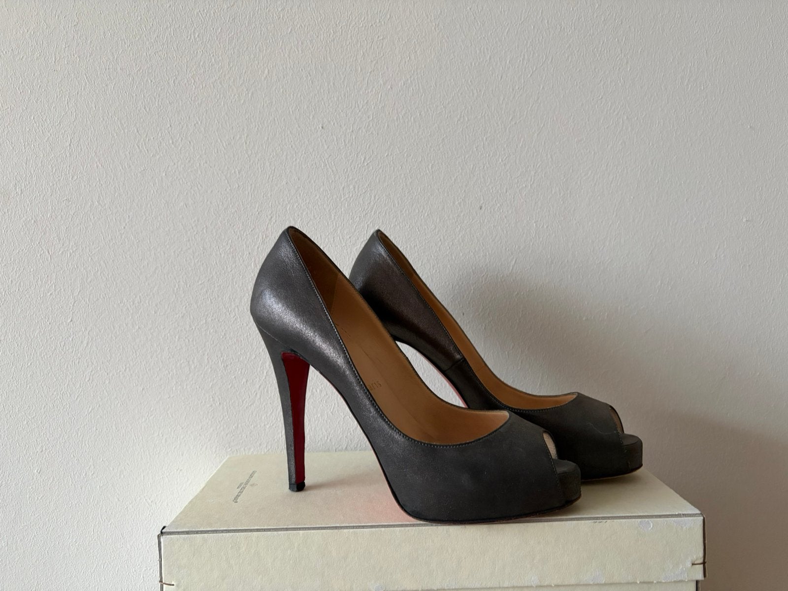 Pumps Louboutin donkergrijs metallic maat 36.5, Kleding | Dames, Schoenen, Verzenden, Grijs