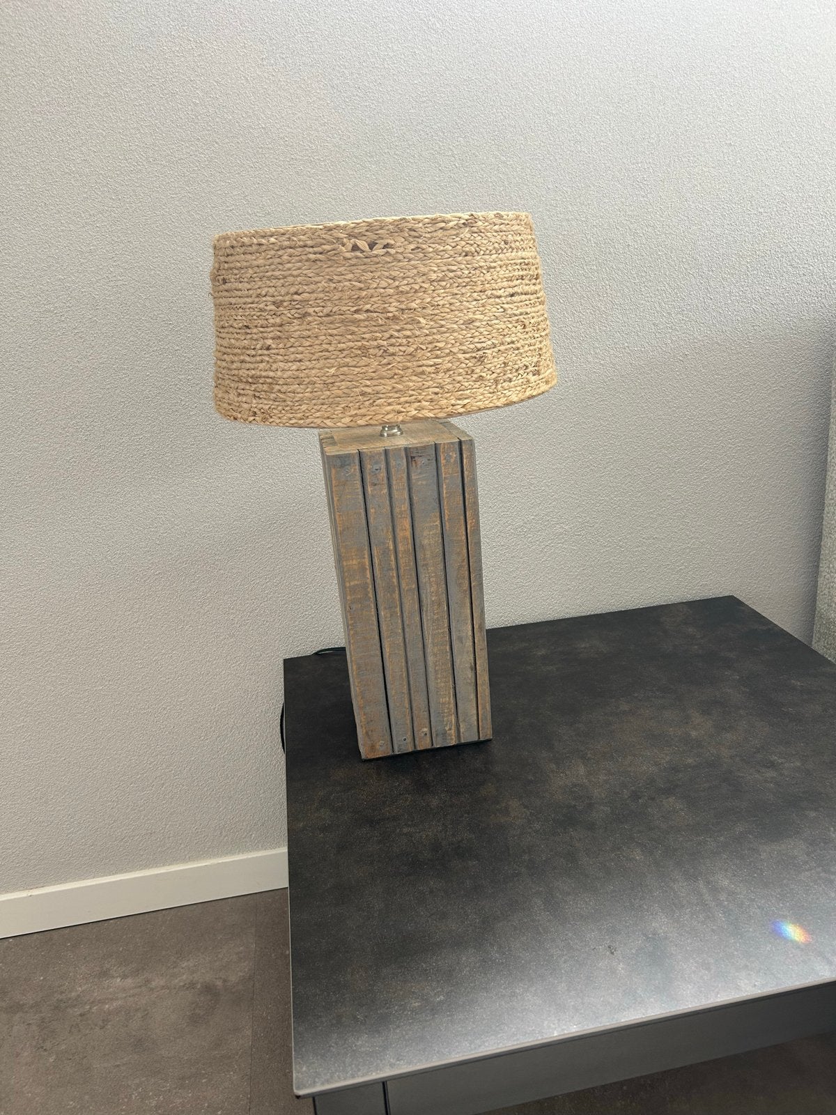 Tafellamp met houten voet en naturel touw lampenkap, Ophalen, Zo goed als nieuw, Hout, 50 tot 75 cm