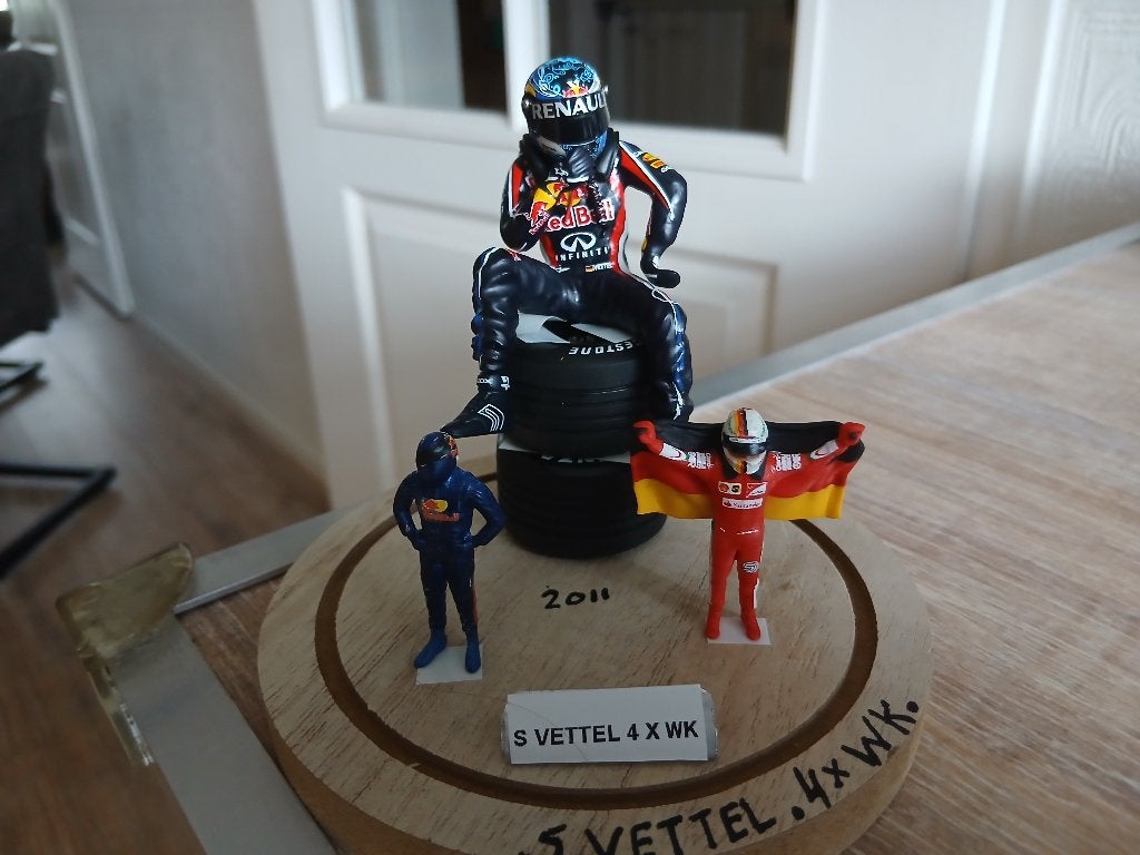 sebastian vettel figuurtjes 1 x 1/18  2x 1/43 set pr 49,99, Ophalen of Verzenden, Nieuw, Overige typen, Overige merken