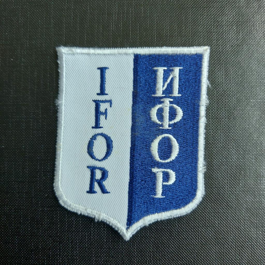 IFOR mouwembleem, Ophalen of Verzenden, Landmacht, Nederland, Embleem of Badge