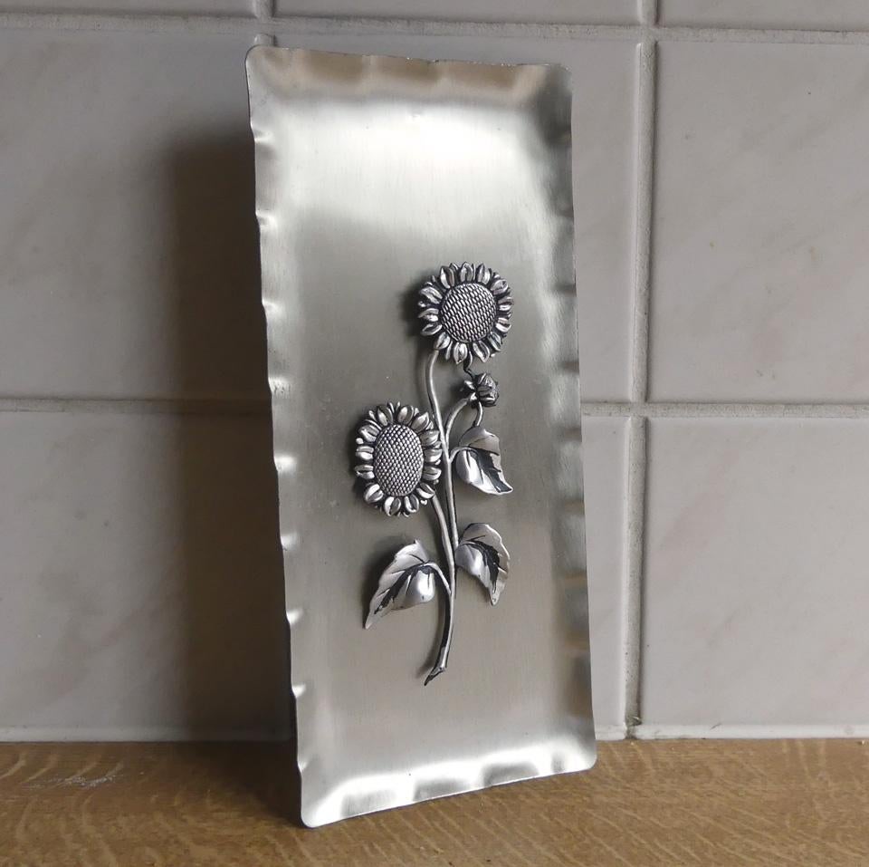 Vintage plaquette zonnebloemen metaal metalen wandbordje, 9 cm, Metaal, Gebruikt, Zilver