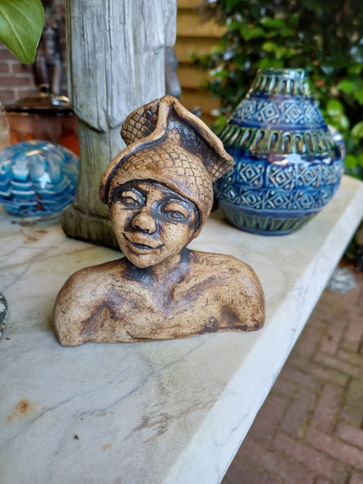 Keramieken sculptuur van vrouw met hoed, Handgemaakt, Ophalen of Verzenden, Steen of Keramiek, Beeld