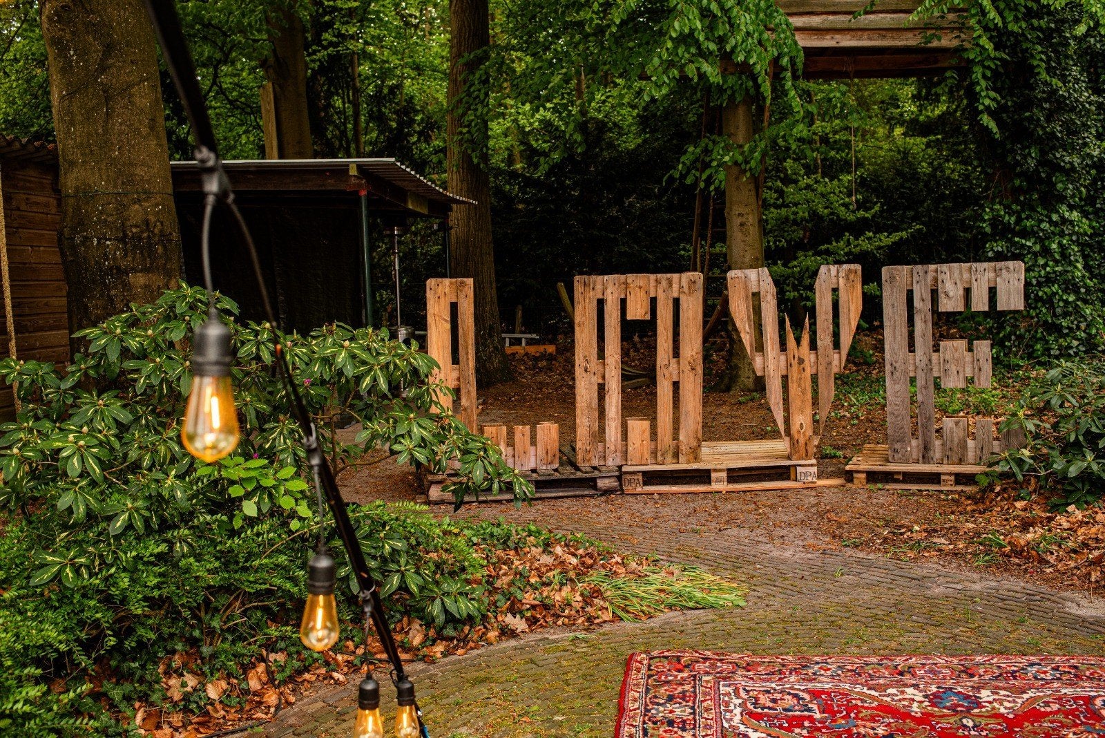 Decoratieve 'LOVE' letters van euro pallets + Perzisch kleed, Ophalen, Hout, Gebruikt, Bruin