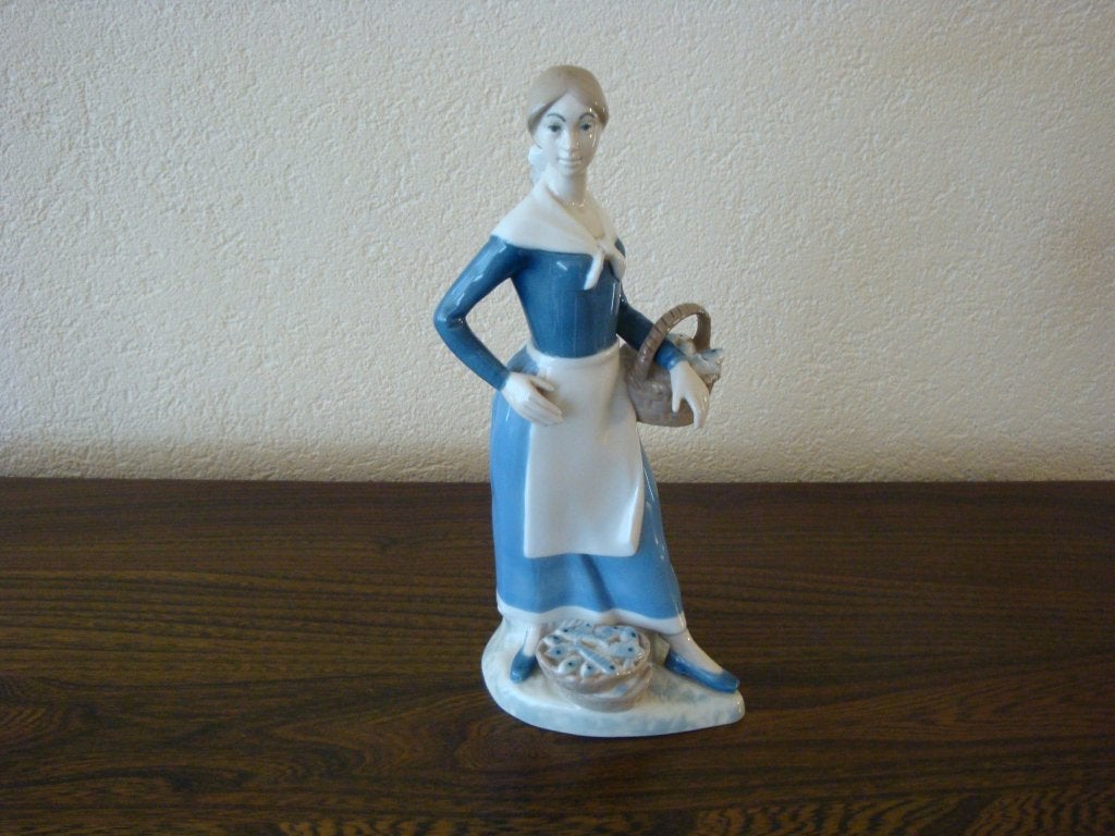 Beeldje van een vrouw met vissersmanden, Ophalen of Verzenden, Zo goed als nieuw, Mens