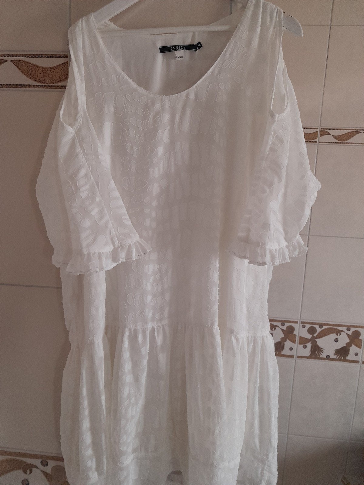 Witte jurk janice met open schouders, Kleding | Dames, Jurken, Janice, Wit, Zo goed als nieuw, Knielengte