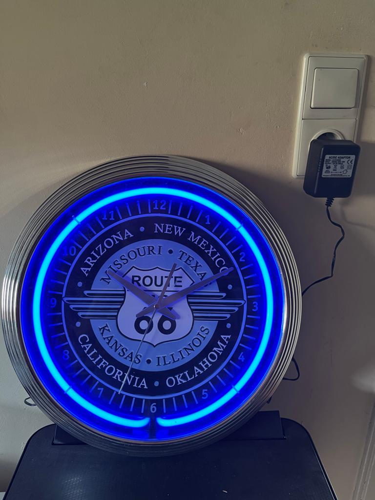 Route 66 Neon Klok - Wandklok met Blauwe Neonverlichting, Ophalen, Zo goed als nieuw, Analoog, Wandklok