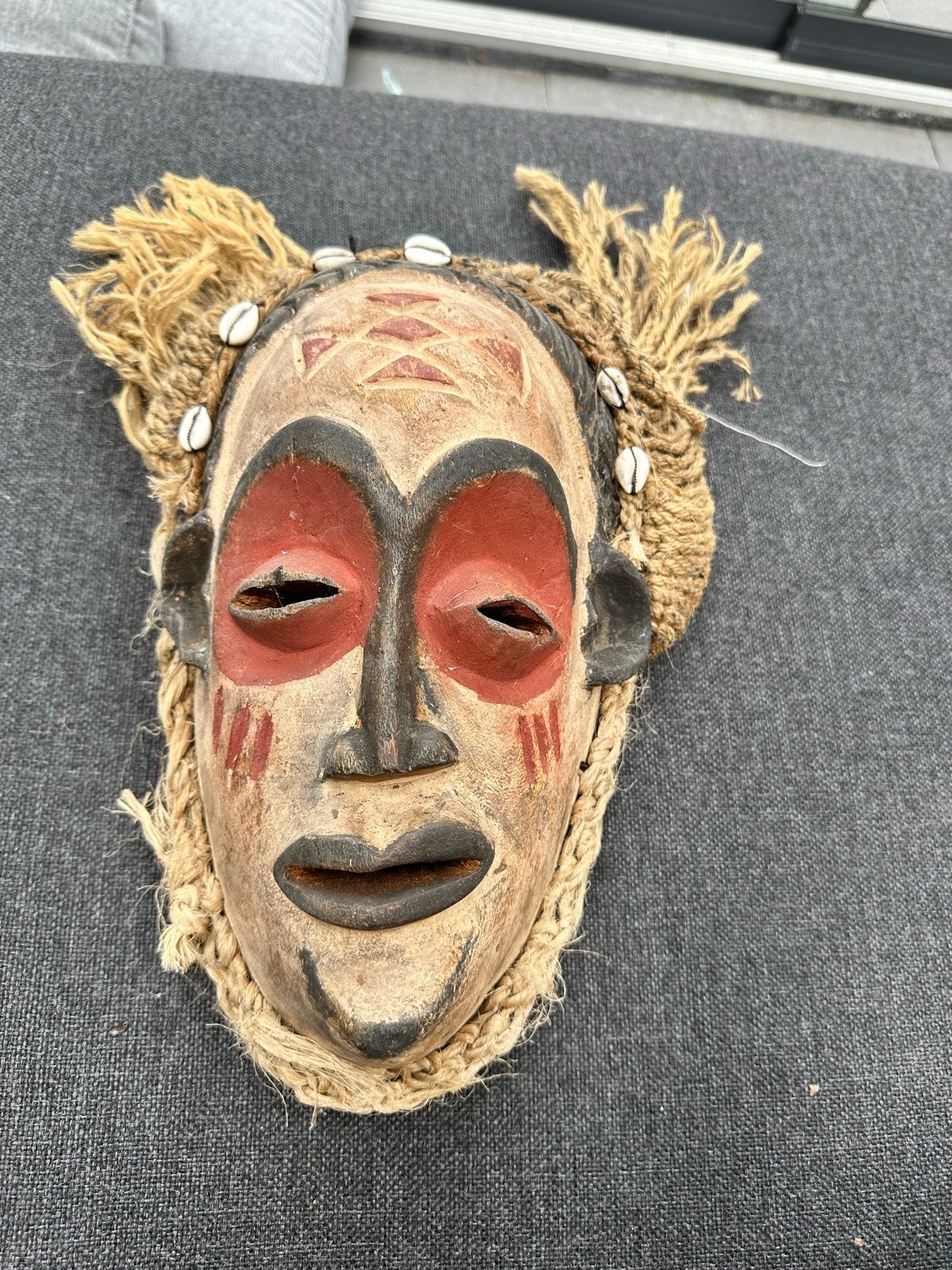 Afrikaanse Massai masker met schelpen en raffia, Antiek en Kunst, Ophalen of Verzenden