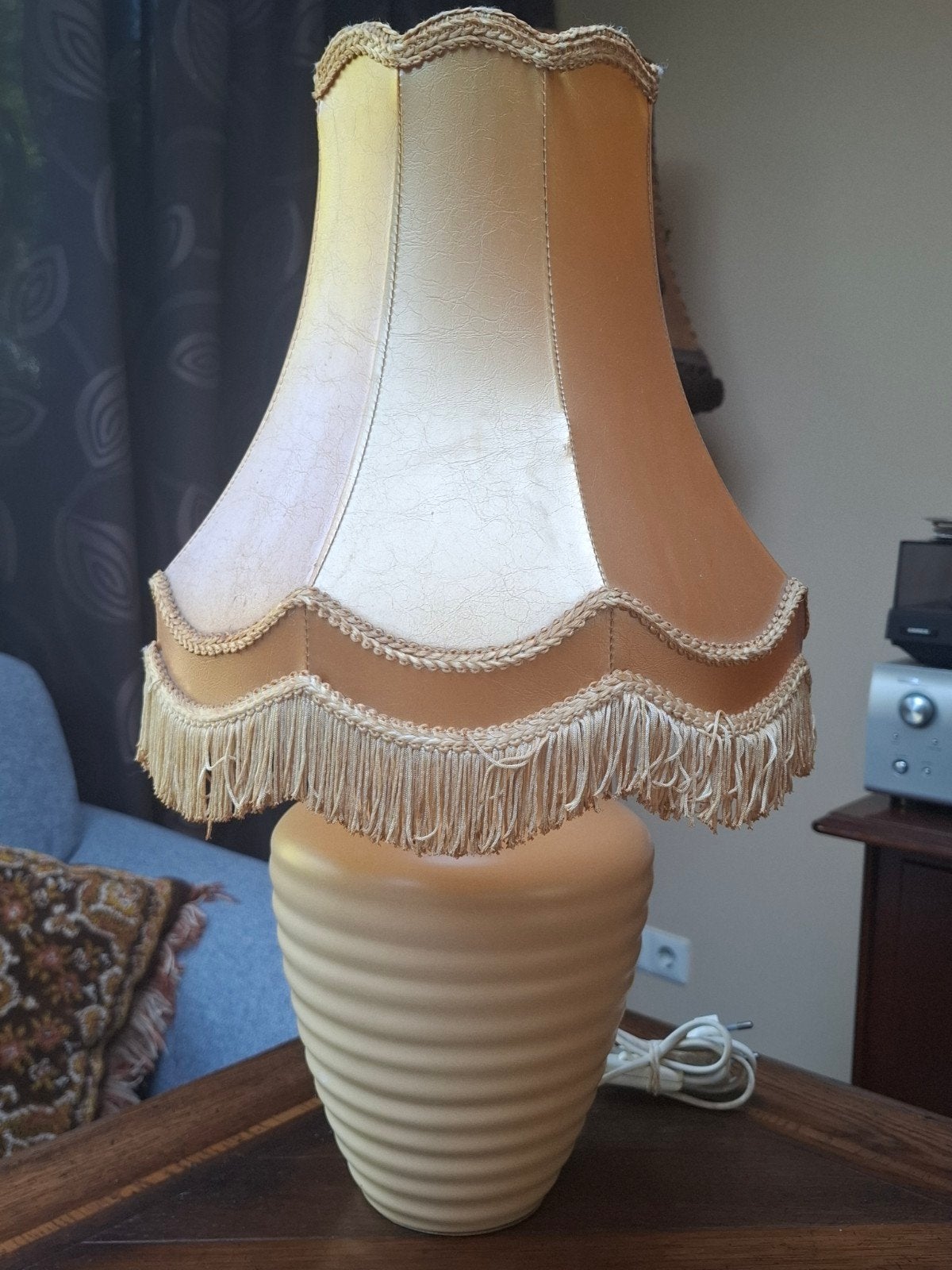 Laura Ashley Vintage Tafellamp met Gouden Kap, Keramiek, Met kap, Zo goed als nieuw, Geel