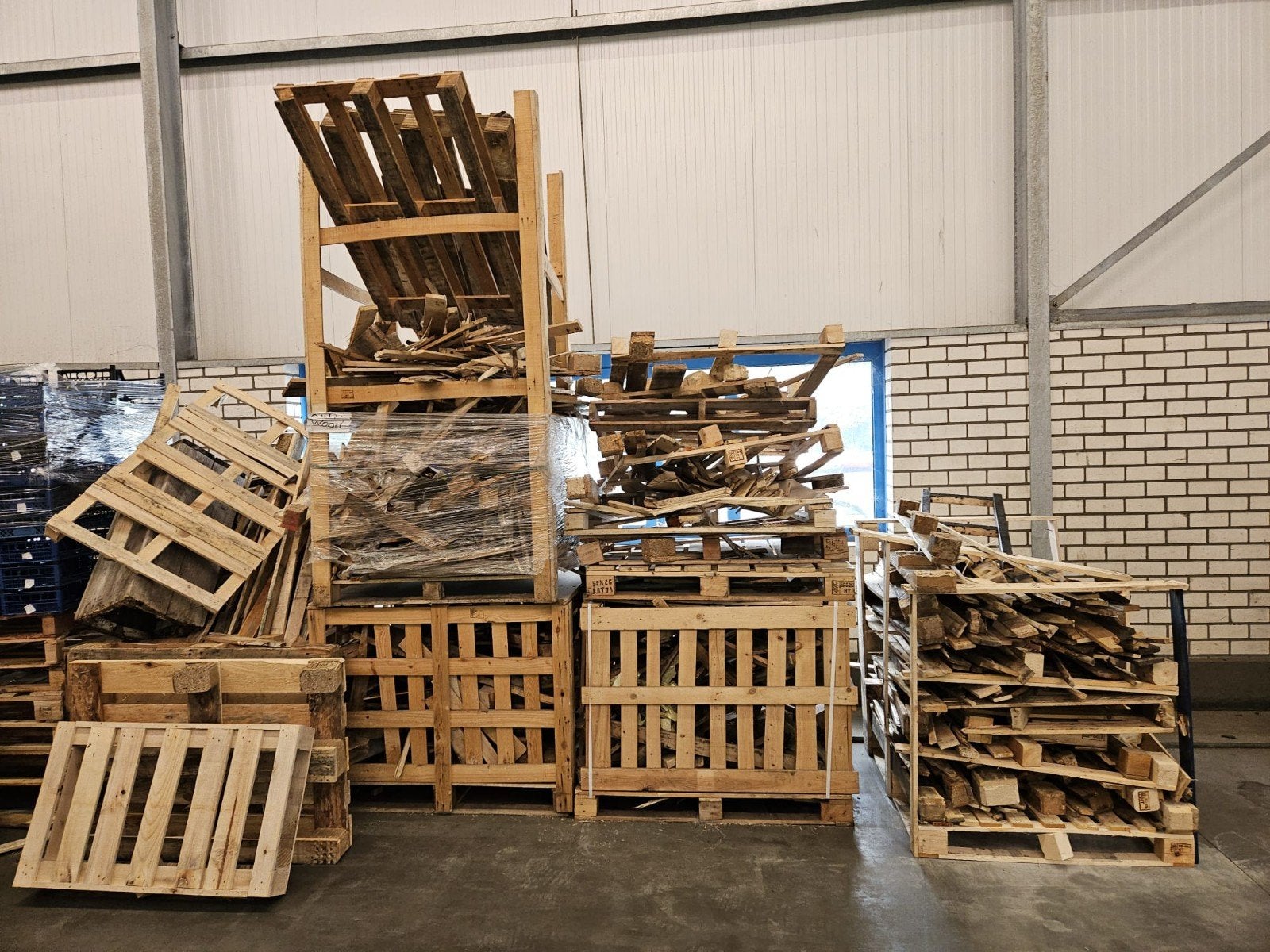 Partij gebruikte pallets en houtresten,af te halen in Venlo, 3 tot 6 m³, Ophalen, Overige houtsoorten
