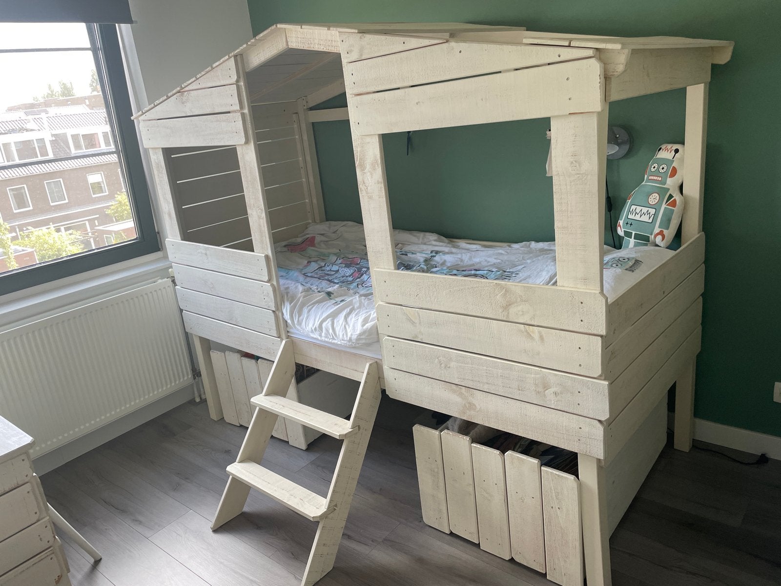 Boomhut bed met bureau en IKEA stoel, Ophalen, 85 tot 100 cm, Gebruikt, Hoogslaper of Stapelbed
