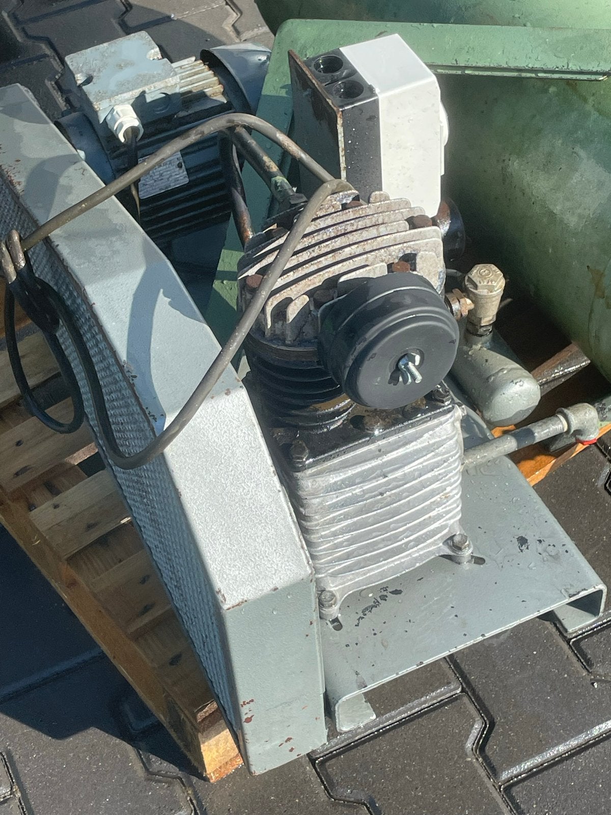 Robuuste Compressor - VEM-Antriebstechnik AG, Doe-het-zelf en Verbouw, Gebruikt, 6 tot 10 bar, Ophalen of Verzenden, 25 tot 100 liter