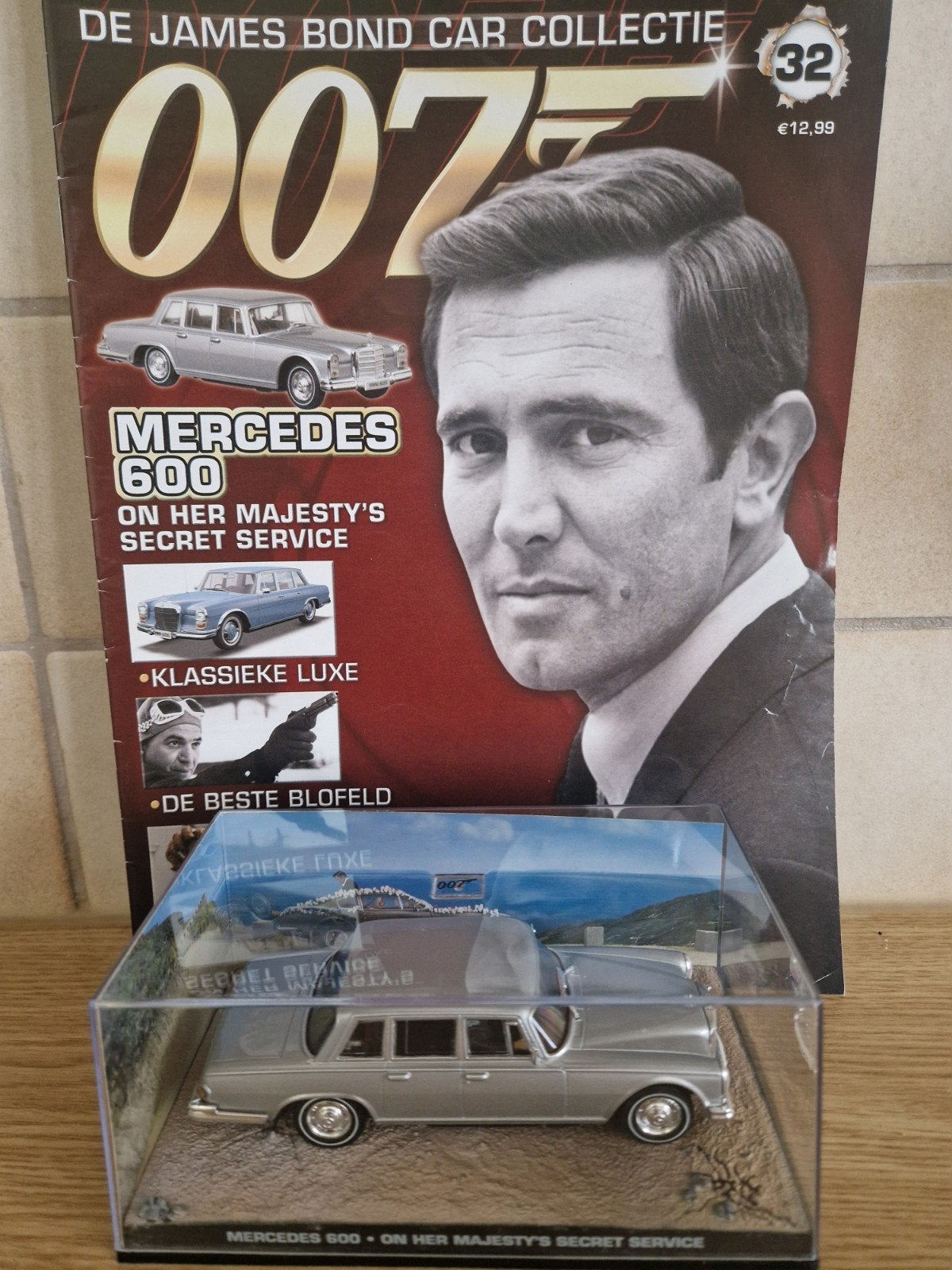James bond Mercedes 600 majestys secret service boekje, Hobby en Vrije tijd, Modelauto's | 1:43, Ophalen of Verzenden, Zo goed als nieuw