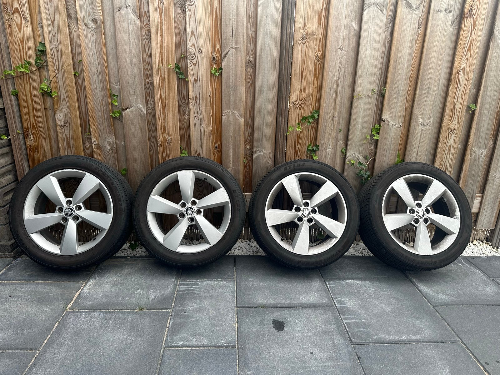 4 goede 17 inch Skoda velgen met veel profiel, Ophalen, Banden en Velgen, 17 inch, Personenwagen
