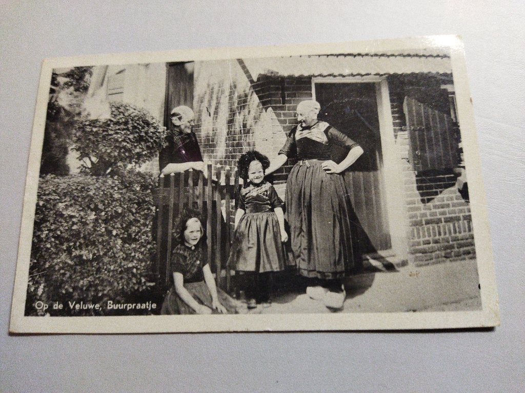 Ansichtkaart Op de Veluwe buurpraatje. Klederdracht, Ophalen of Verzenden, 1940 tot 1960, Gelopen, Gelderland