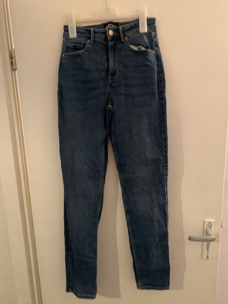 Blauwe spijkerbroek van Pieces. Maat S, Kleding | Dames, Spijkerbroeken en Jeans, Blauw, Overige jeansmaten, Ophalen of Verzenden