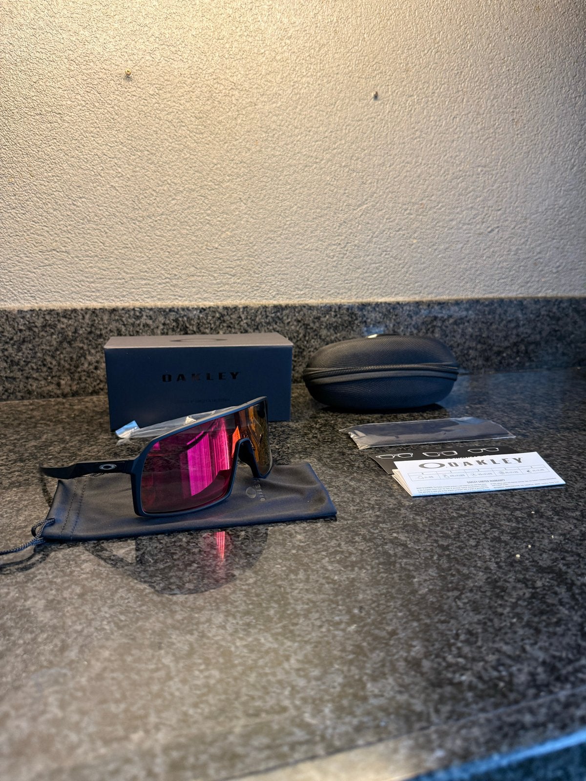 Oakley Sutro (Prizm lens)- Gloednieuw, Ophalen, Zonnebril, Zwart, Nieuw