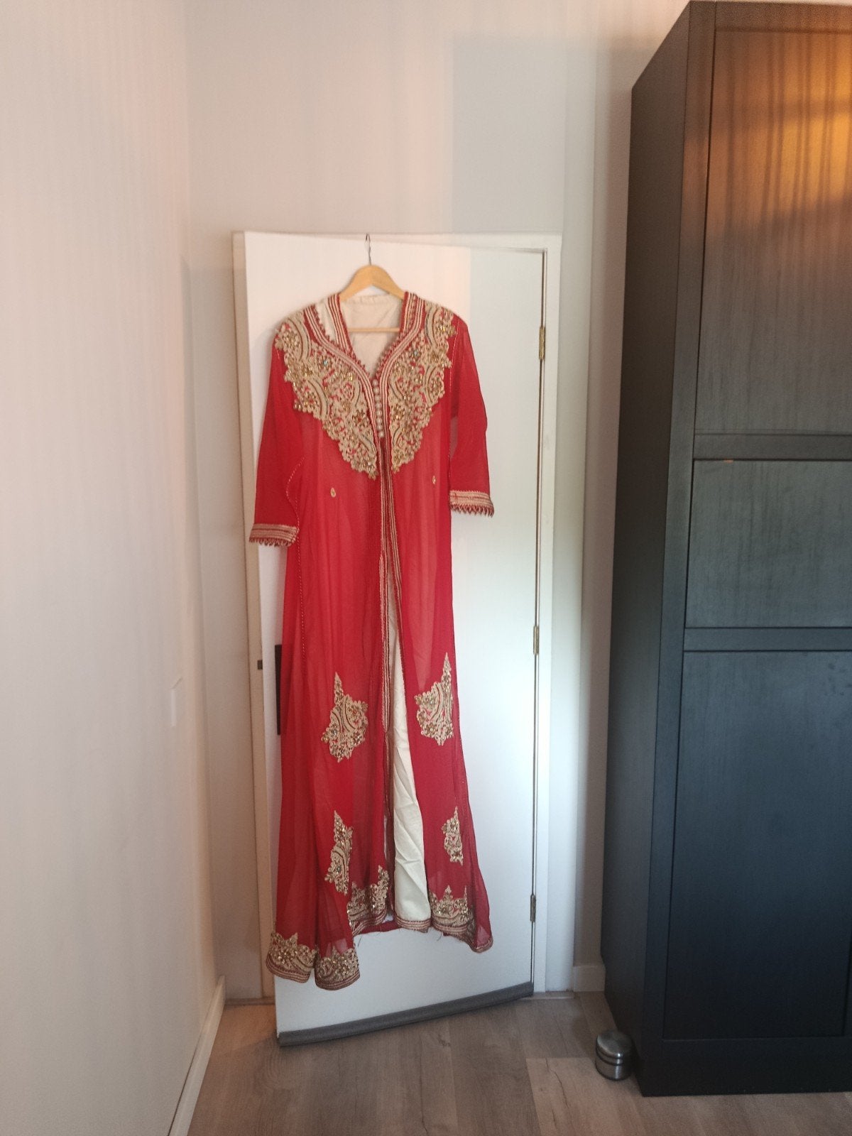 Prachtige Ferrari rode takchita met gouden borduursels, Kleding | Dames, Gelegenheidskleding, Zo goed als nieuw, Overige typen
