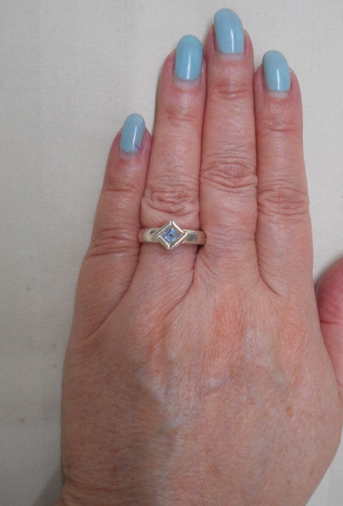 Zilveren ring met blauwe steen maat 18 nr.1794