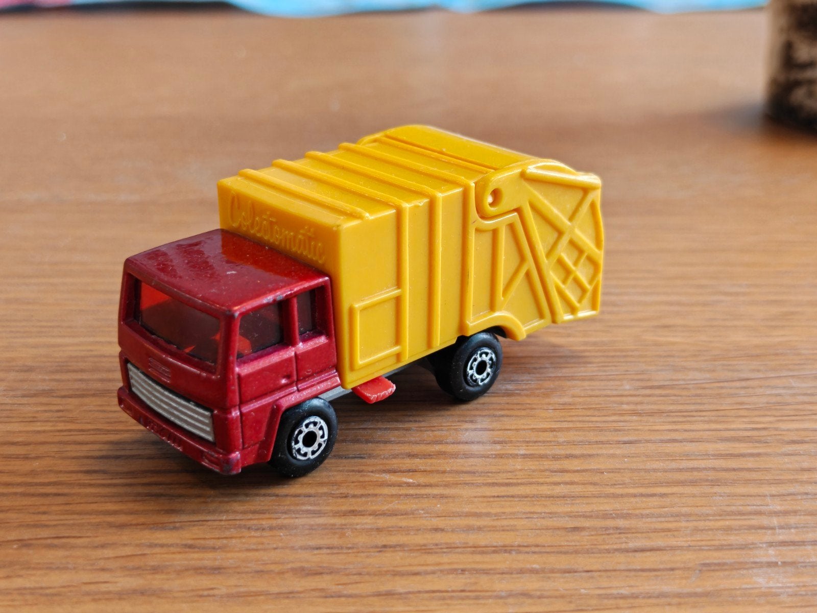 Matchbox Refuse Truck ROOD GEEL, Ophalen of Verzenden, Zo goed als nieuw, Bus of Vrachtwagen