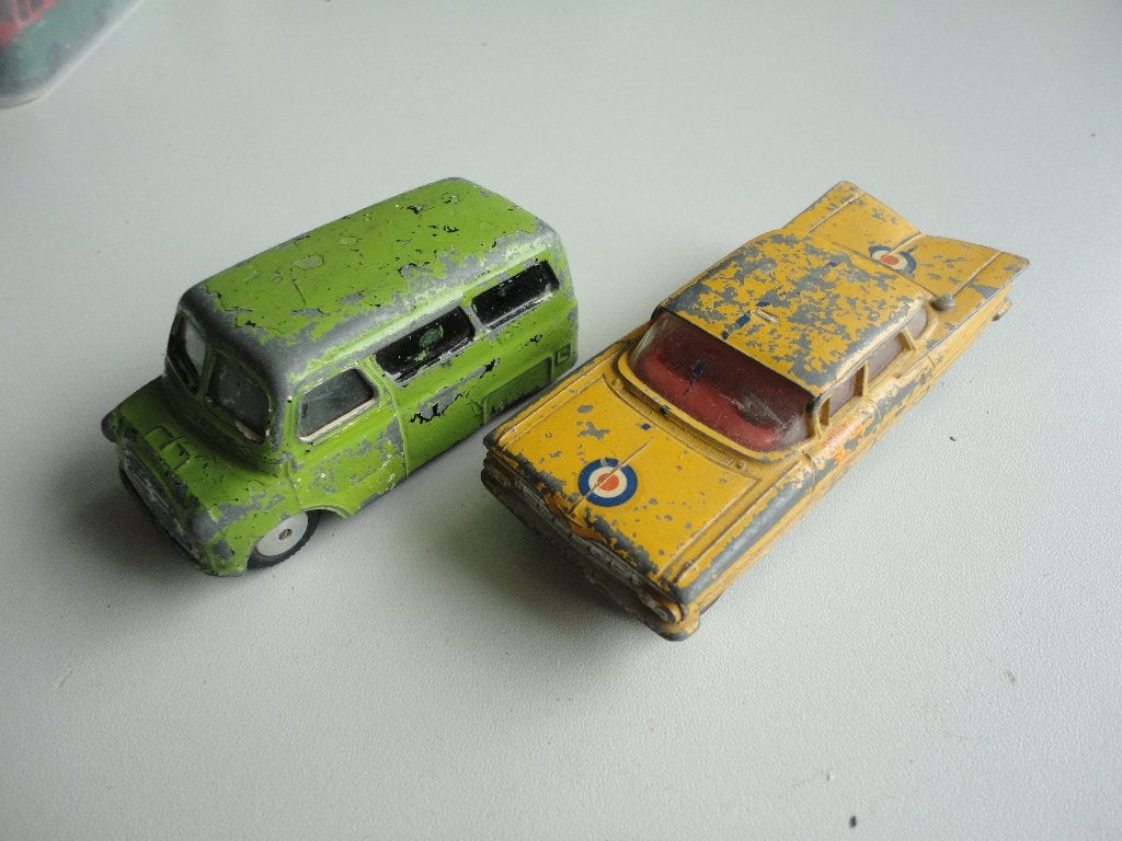 Twee Corgie auto's, Hobby en Vrije tijd, Modelauto's | 1:50, Ophalen of Verzenden, Gebruikt, Bus of Vrachtwagen, Corgi
