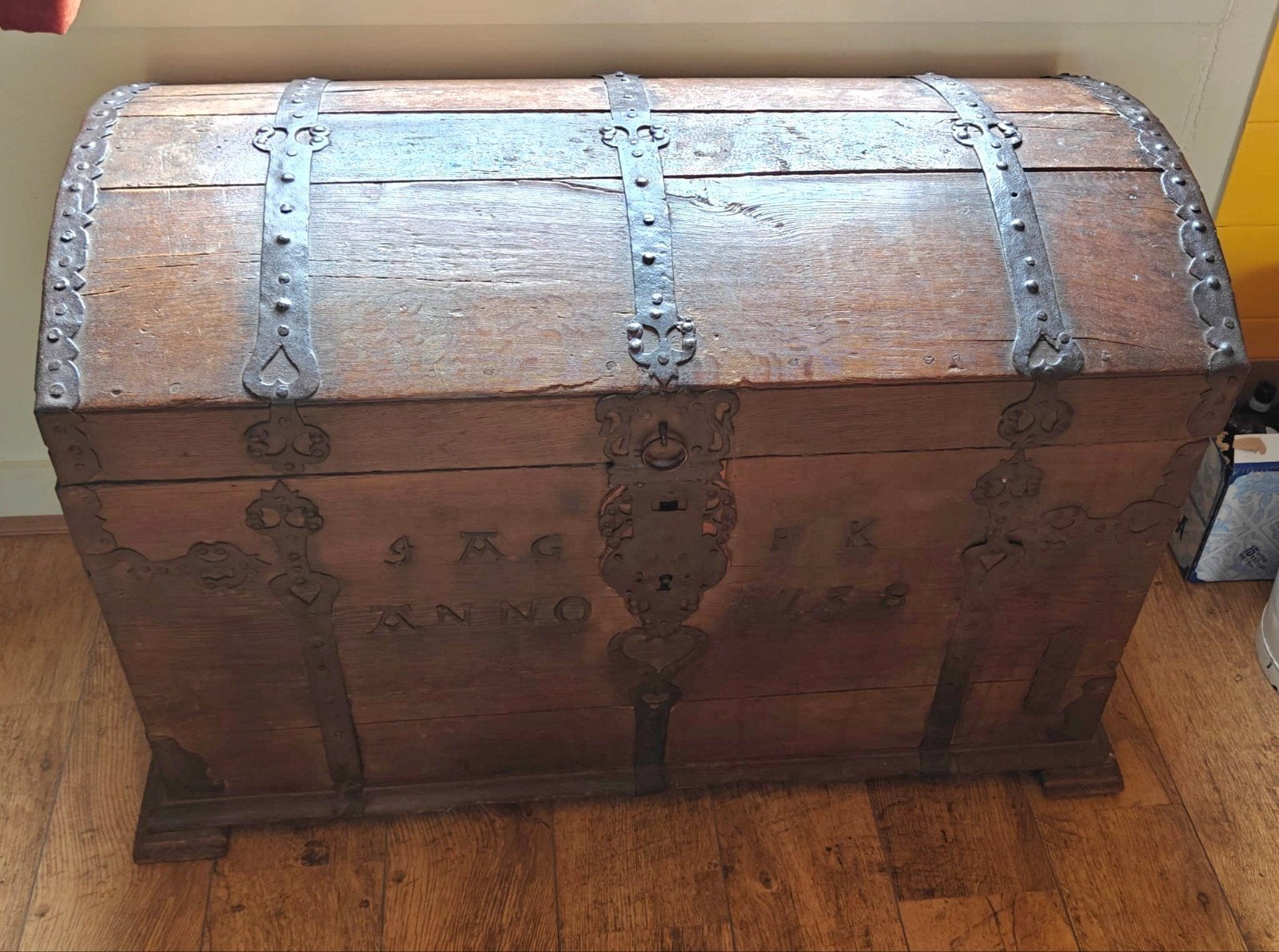 Antieke Eiken houten Deken Kist uit 1738 met IJzerbeslag, Antiek en Kunst, Ophalen