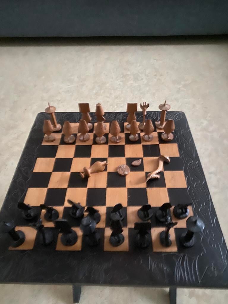 Houten schaakspel met handgesneden stukken, Ophalen, Zo goed als nieuw