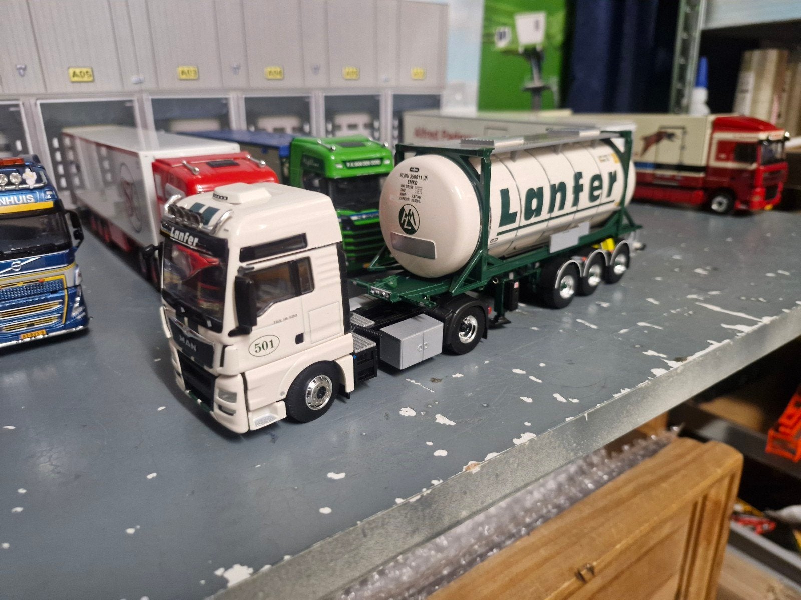 man met vloeistof container wsi  LANFER, Ophalen of Verzenden