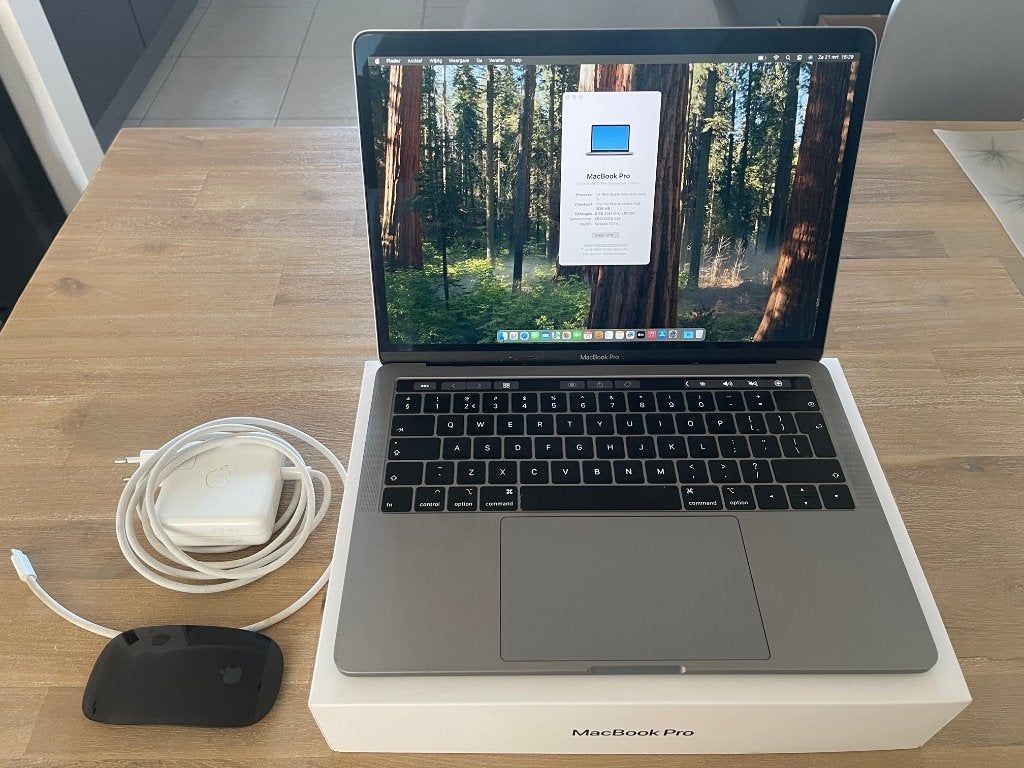 MacBook Pro 13" 2019 Touch Bar - werkt prima, lichte schade, MacBook Pro, Gebruikt, 256 GB, 2 tot 3 Ghz