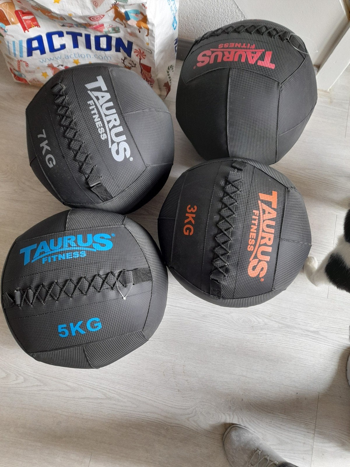 set van 4 taurus fitness wall ballen 3kg 5kg 7kg en 9kg, Ophalen, Zo goed als nieuw, Armen, Fitnessbal
