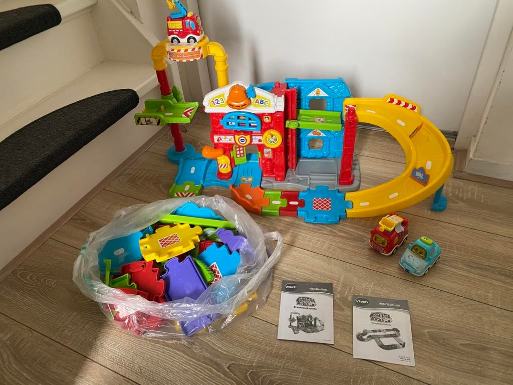 Toet Toet brandweerkazerne en wegdelen deluxe en 2 autos, Ophalen, Zo goed als nieuw, 2 tot 4 jaar