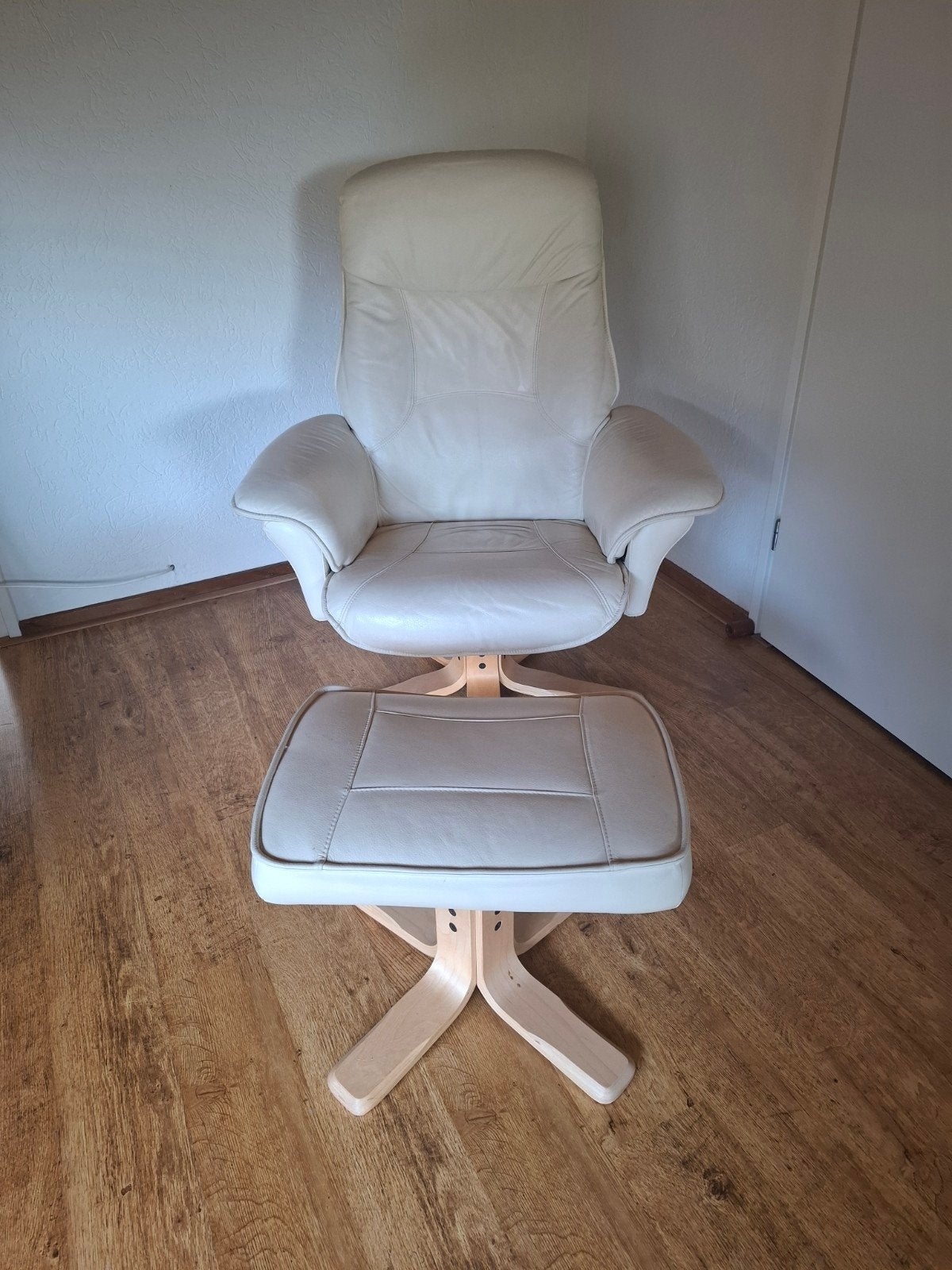 Leren draaifauteuil met voetenbank – crème/beige, Huis en Inrichting, Ophalen, Gebruikt, Minder dan 75 cm, Leer