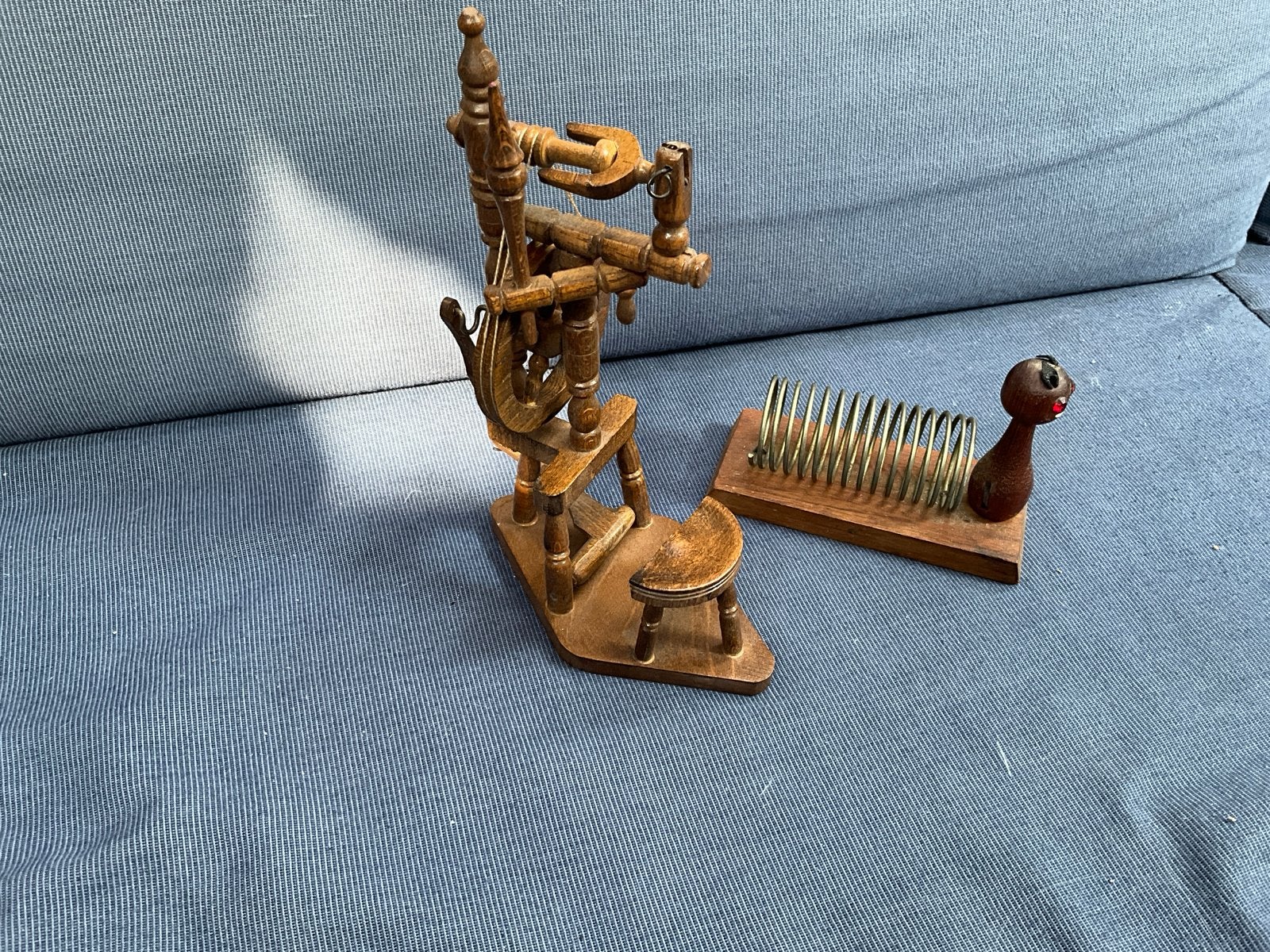 Decoratieve Miniatuur Spinnewiel en Slakken Briefhouder, Ophalen of Verzenden