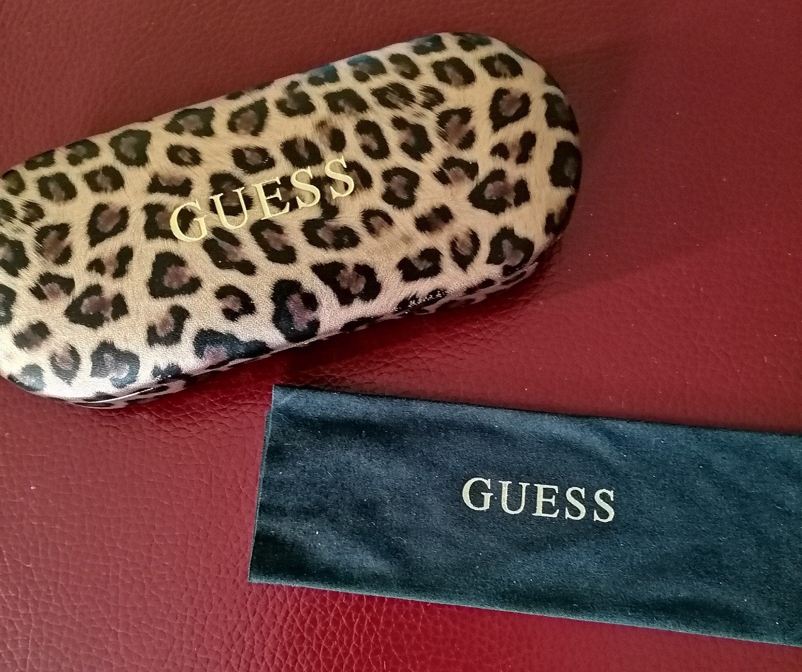BRILLEN KOKER VAN GUESS EN OF VALENTINO MET BRILLEN DOEKJE., Sieraden, Tassen en Uiterlijk, Overige merken, Nieuw, Ophalen of Verzenden