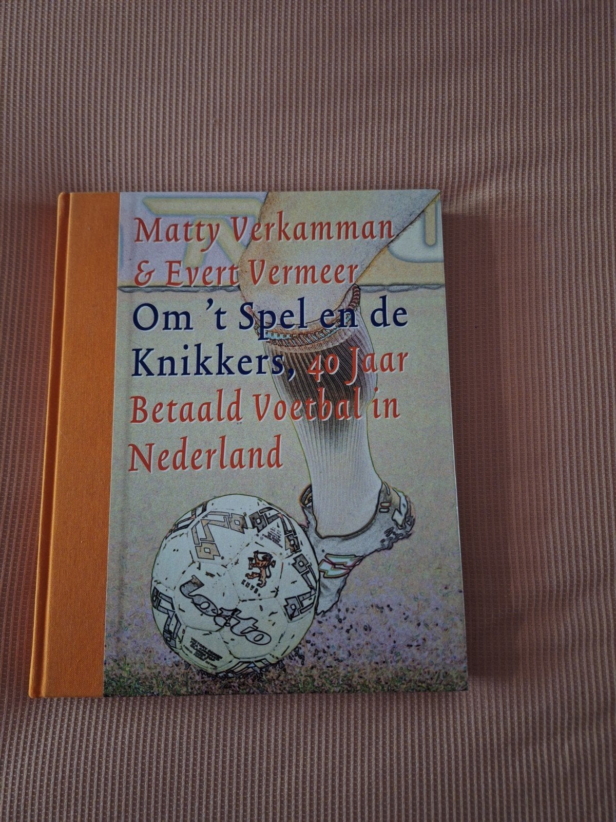 Voetbalboek: Om 't spel en de knikkers, Ophalen of Verzenden, Balsport