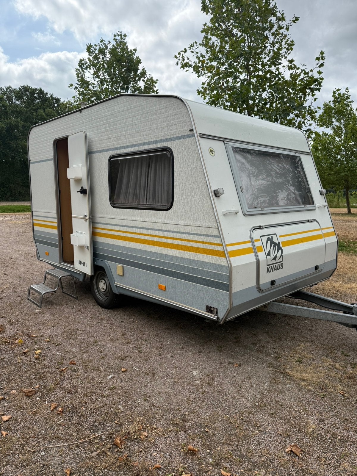 Knaus 350 + Voortent terug gekeurt naar 750 kilo beurt 2026!, Caravans en Kamperen, Caravans, Treinzit, Dwarsbed, 4 tot 5 meter