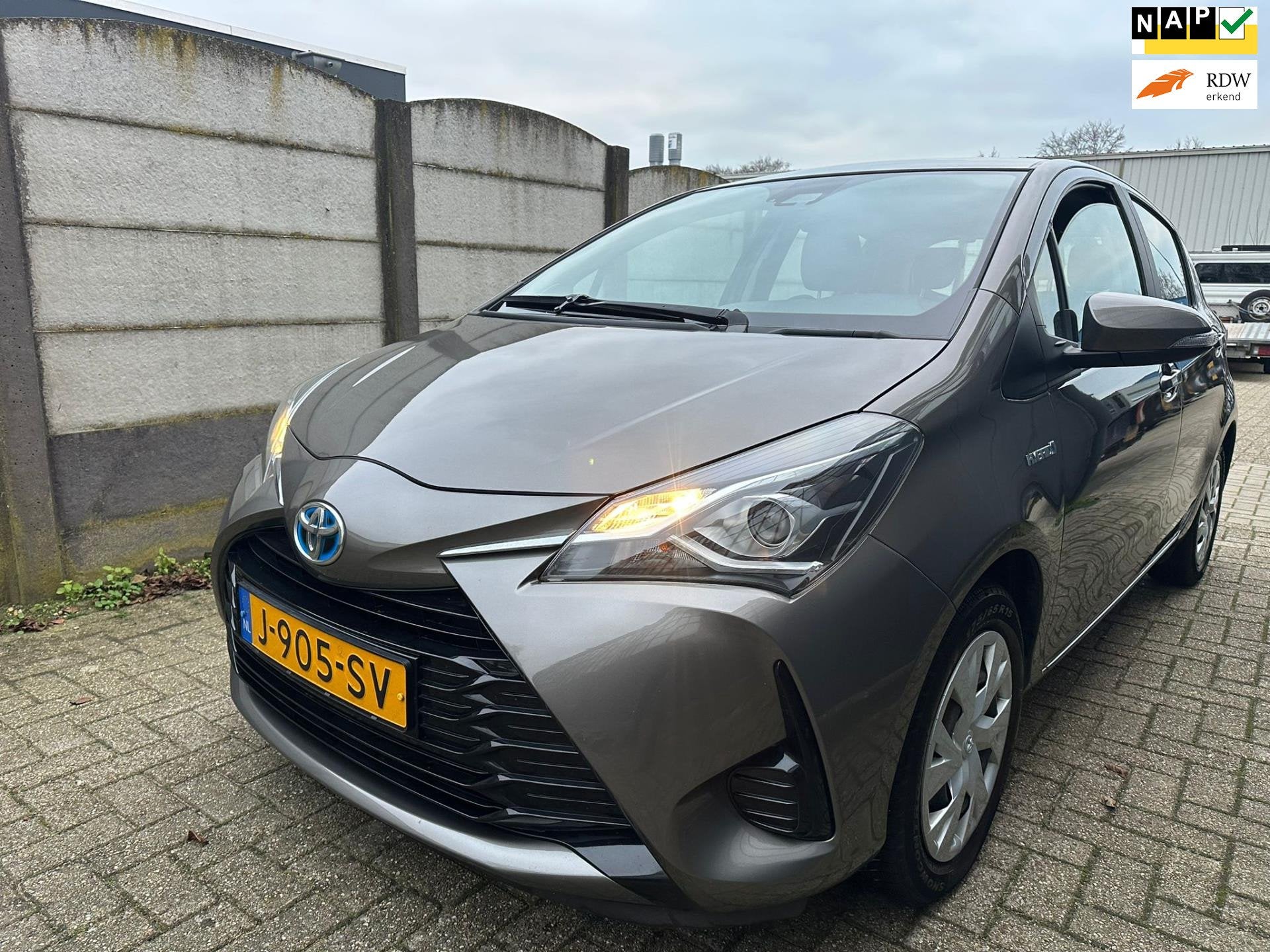 Toyota Yaris 1.5 Hybrid Active AIRCO/ NAVI/ CAMERA!, Dealer onderhouden, Gebruikt, 4 cilinders, 49 €/maand
